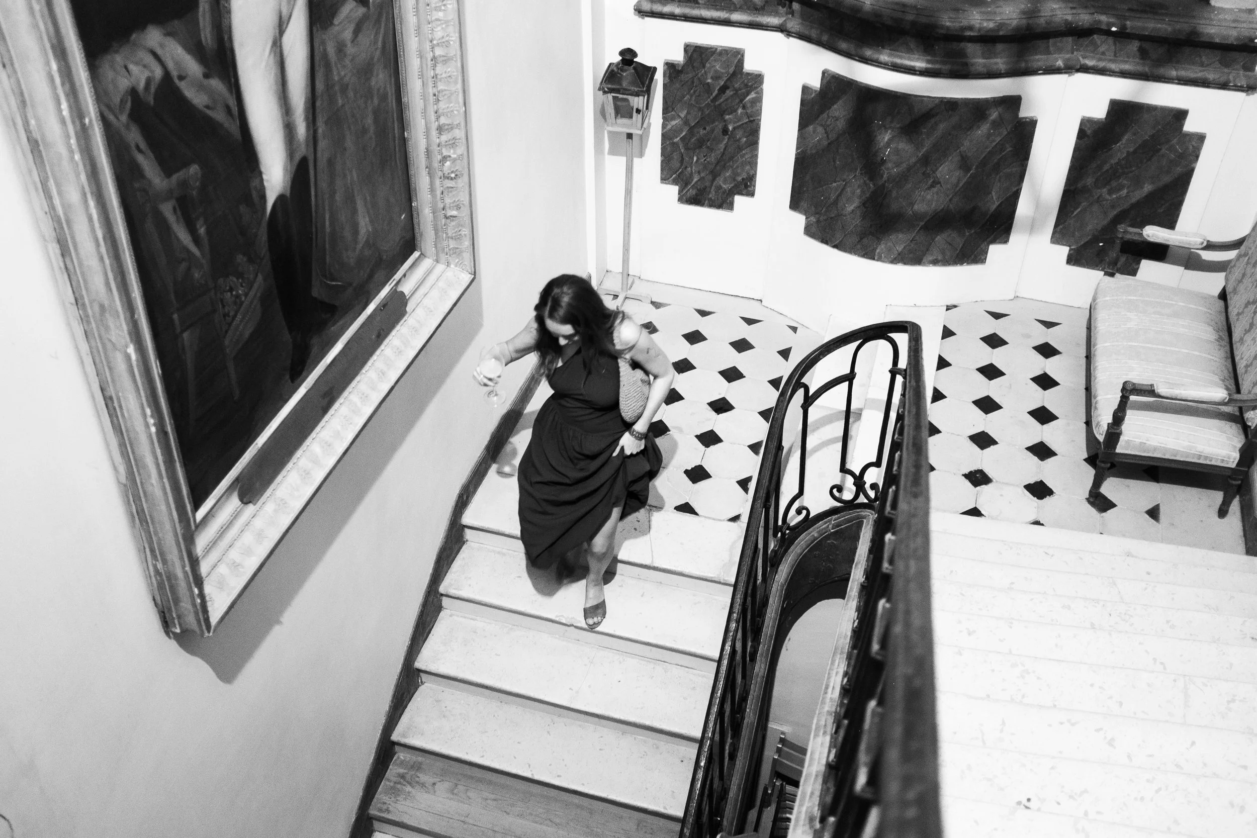 Jeune femme descendant les escaliers lors d'un mariage