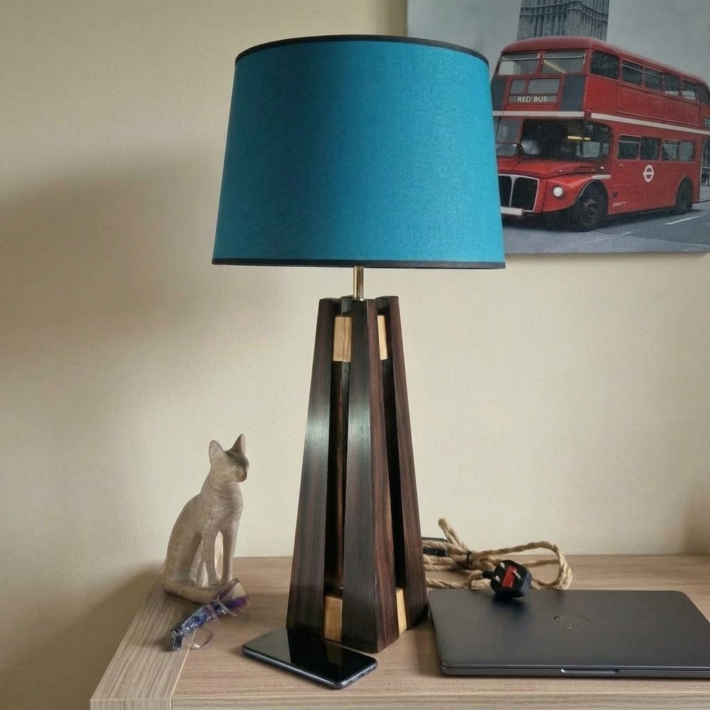 lampe-a-poser-bois-artisnale-ebene-luminessencedesign-Plier_Macassar-bureau.png
