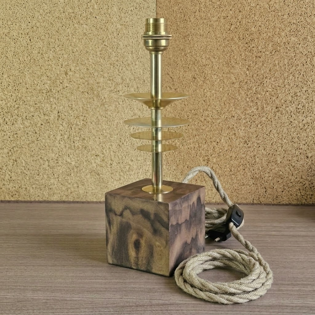 Lampe-a-poser-bois-ronce-de-noyer-luminessencedesign-EclipseHeritage-laiton.png