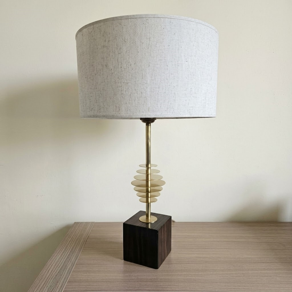 lampe-a-poser-bois-artisanale-ebene&laiton-luminessencedesign-disques&lumiere.png