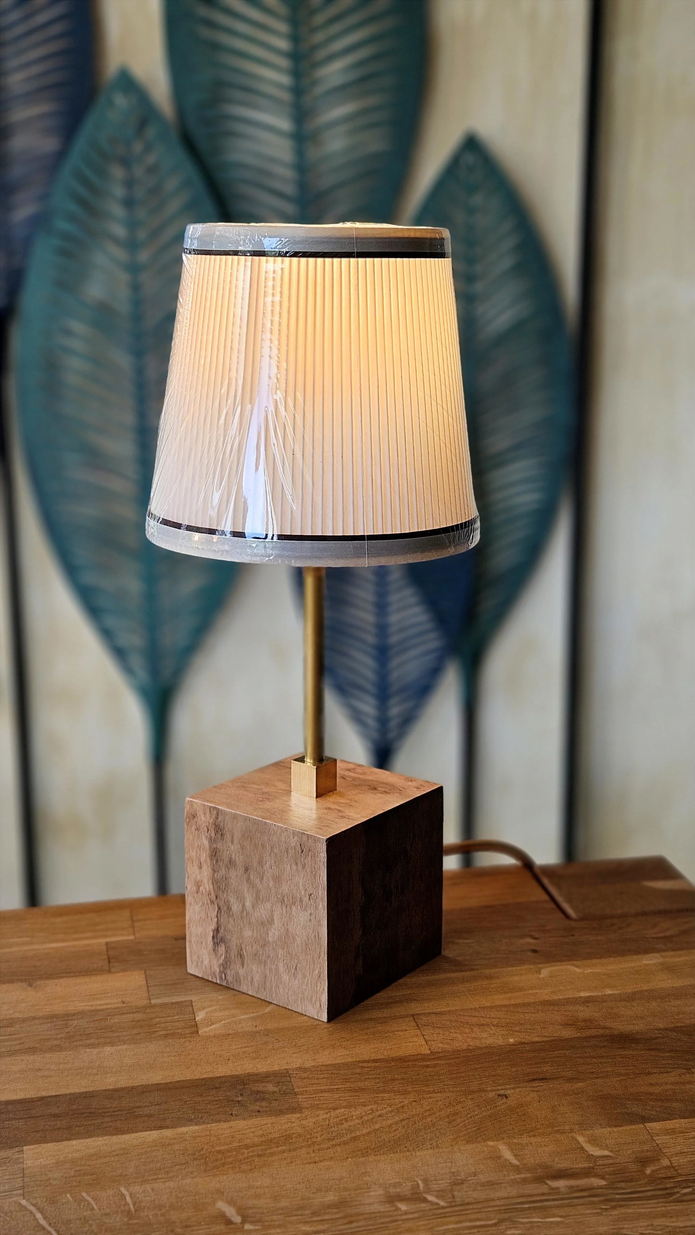Lampe artisanale à poser, lampe de chevet, lampe de salon, lampe de bibliothèque, lampe de bureau. Ambiance cosy premium et chaleureuse.