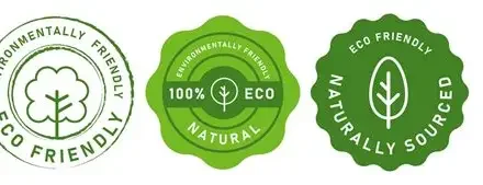 Trois badges verts écoresponsables avec des mentions « Eco Friendly », « 100 % Eco Natural » et « Naturally Sourced », illustrés de feuilles et d’un arbre.