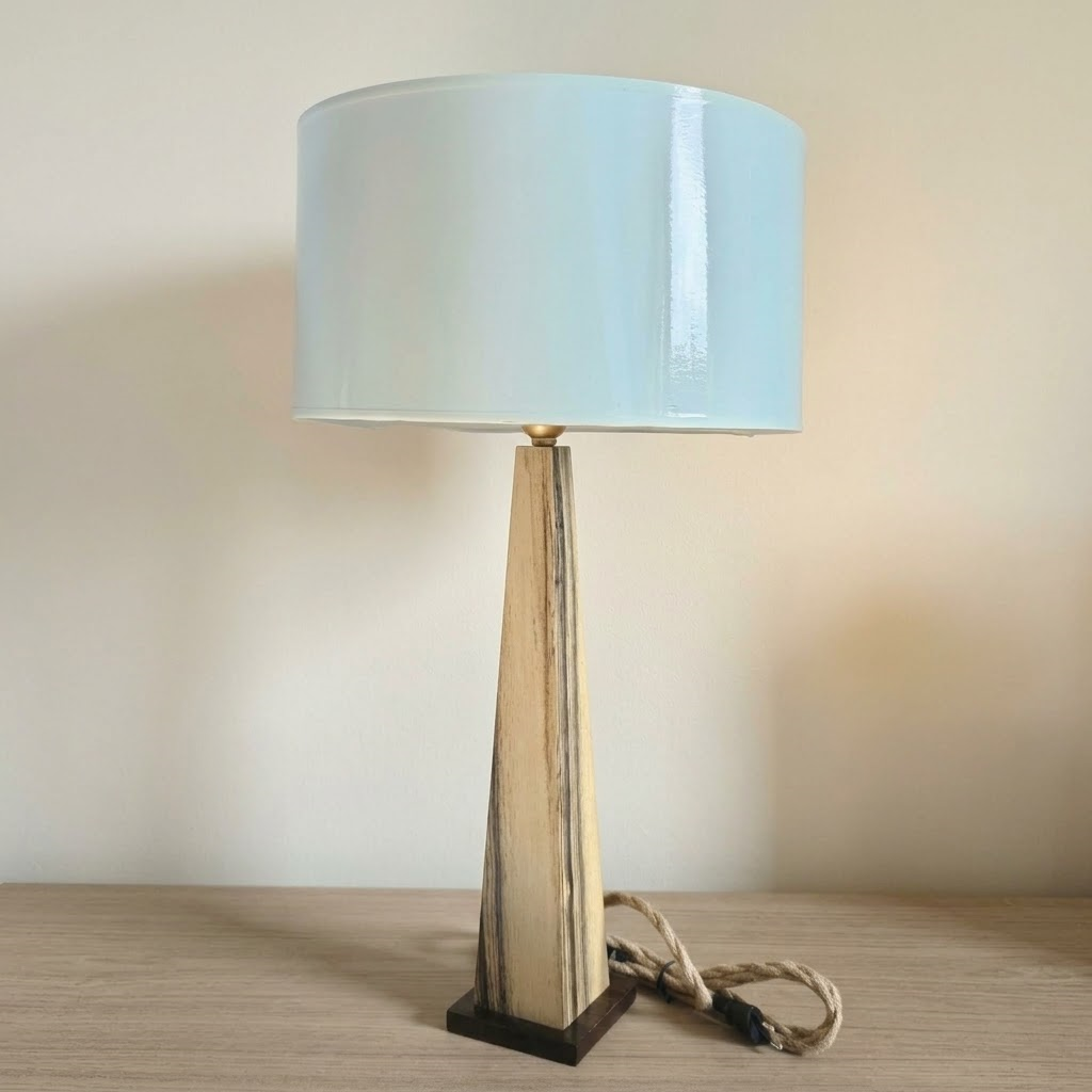 lampe-a-poser-bois-artisanale-ebene_blanchi-luminessencedesign.png