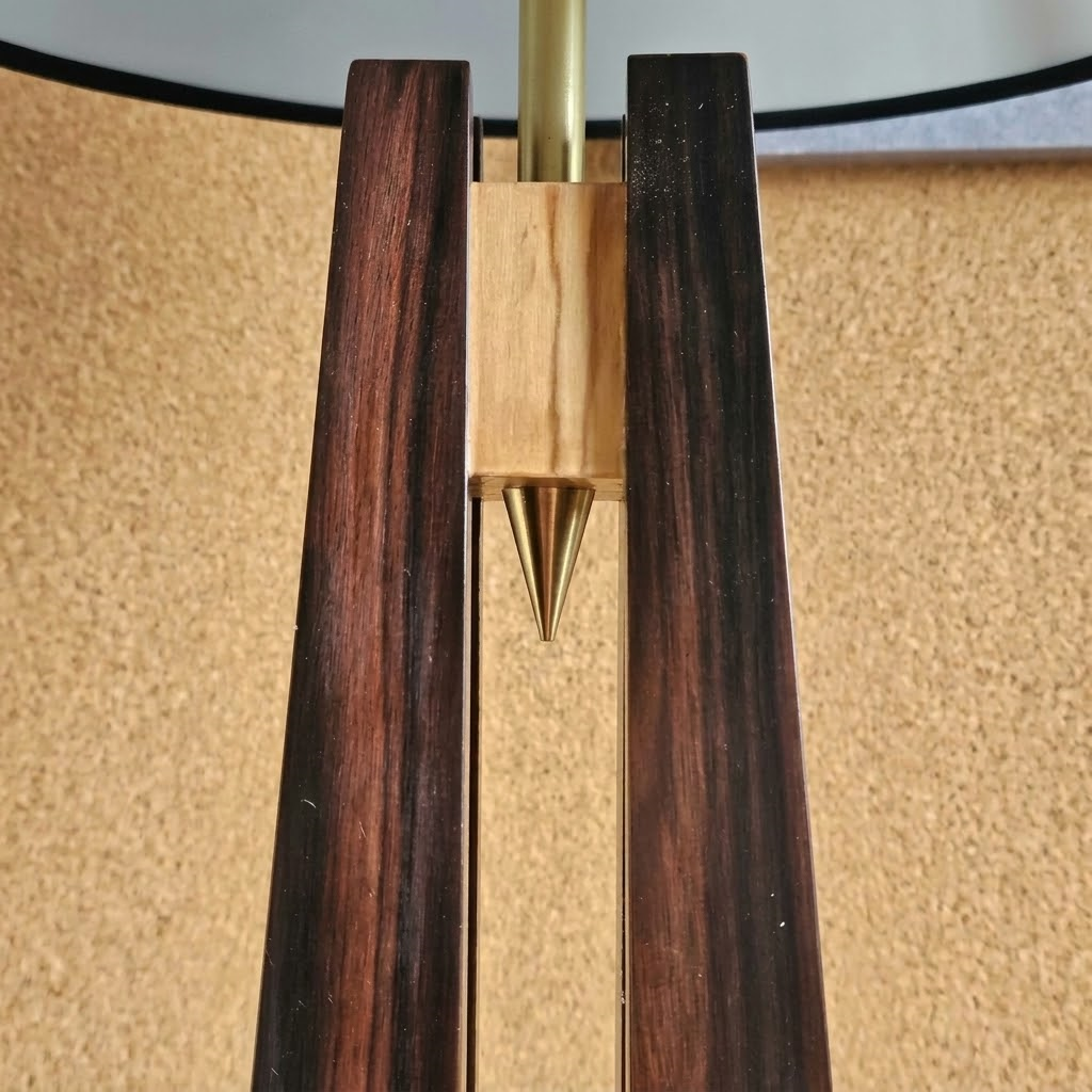 lampe-a-poser-bois-artisnale-ebene-luminessencedesign-Plier_Macassar-laiton.png