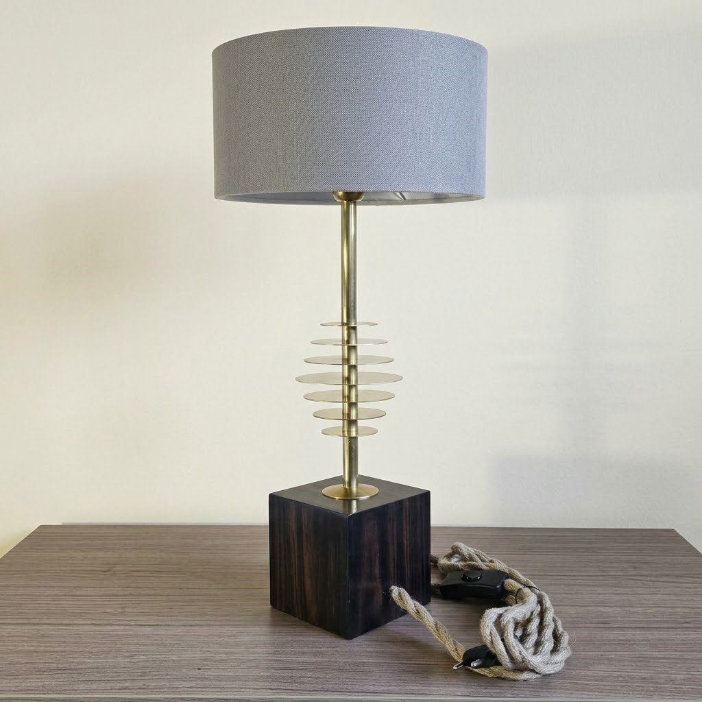 lampe-a-poser-bois-artisanale-ebene&laiton-luminessencedesign-disques&lumiere-cordon_chanvre.png