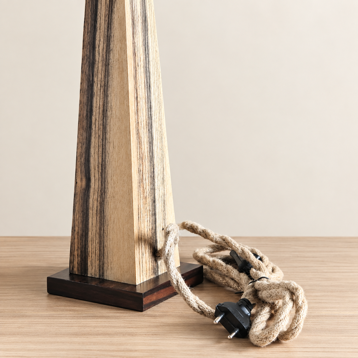 lampe-a-poser-bois-artisanale-ebene_blanchi-luminessencedesign-cordon_en_chanvre.png
