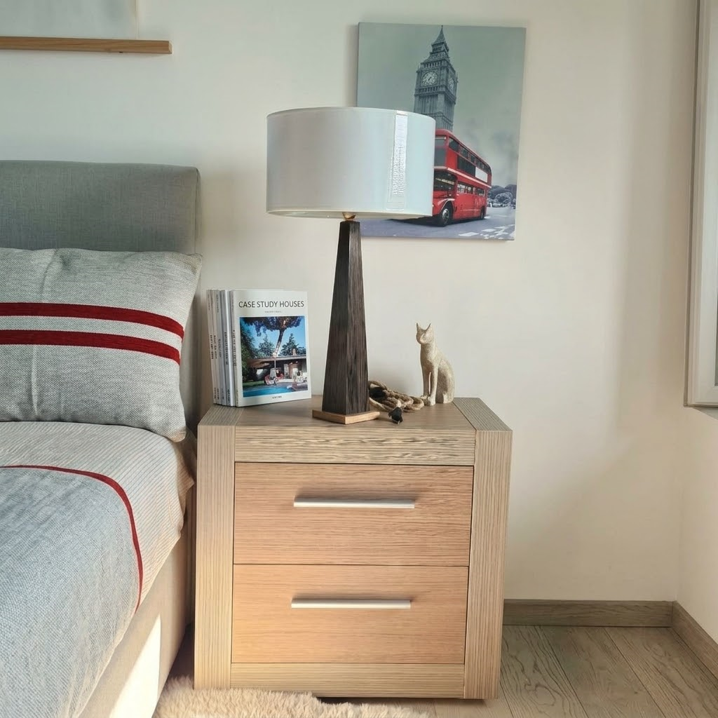 lampe-a-poser-bois-artisanale-wenge-luminessencedesign-phare_wenge-chambre.png