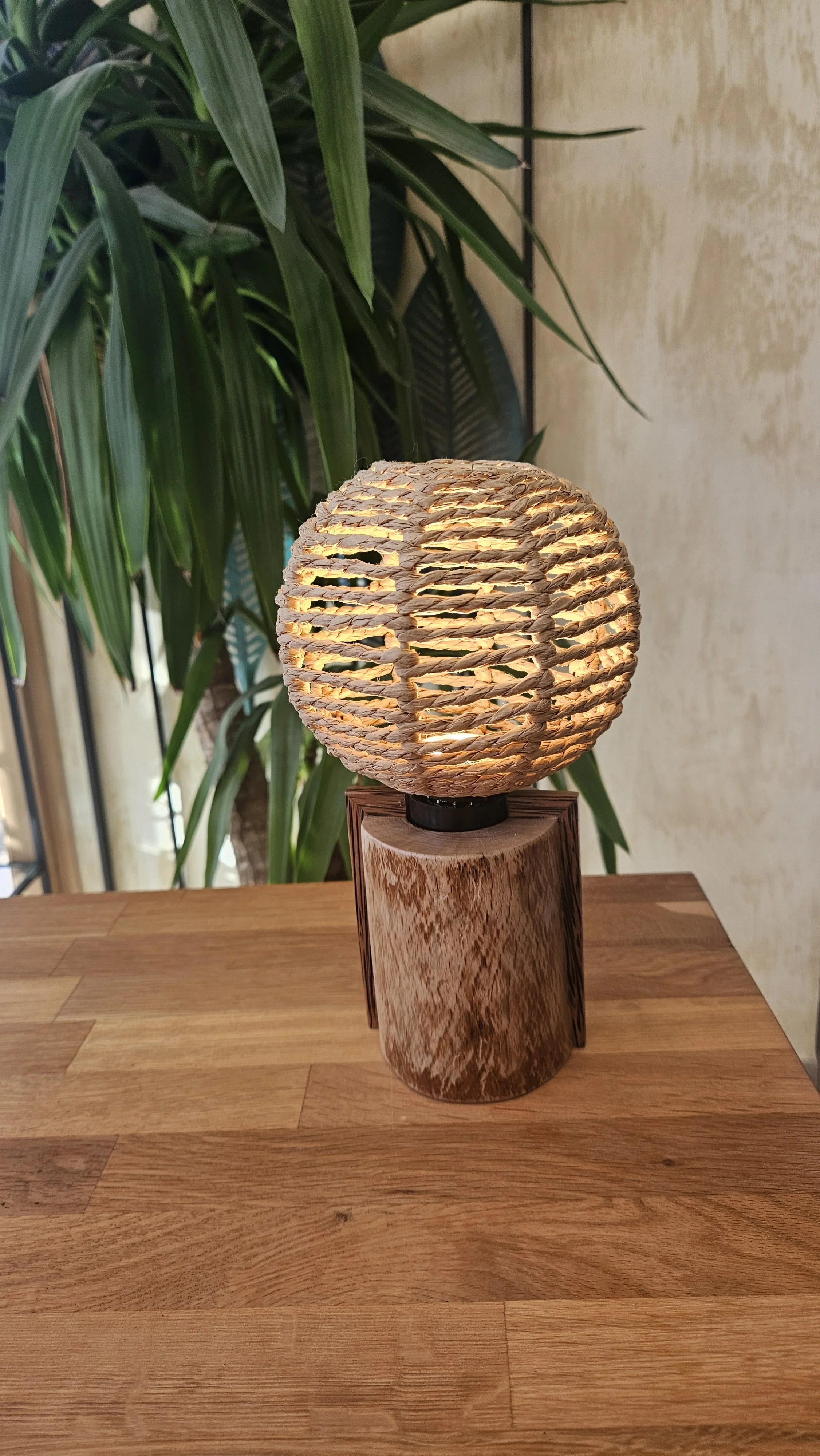 Lampe artisanale à poser, lampe de chevet, lampe de salon, lampe de bibliothèque, lampe de bureau. Ambiance cosy premium et chaleureuse.