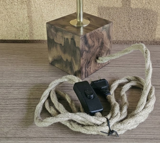 Lampe-a-poser-bois-ronce-de-noyer-luminessencedesign-EclipseHeritage-cordonchanvre.png