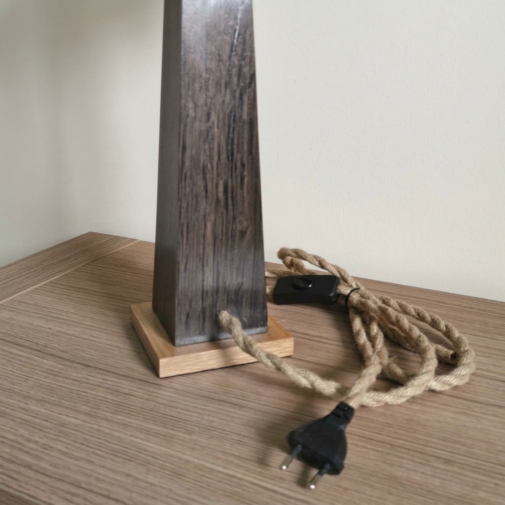 lampe-a-poser-bois-artisanale-wenge-luminessencedesign-phare_wenge-cordon_chanvre.png