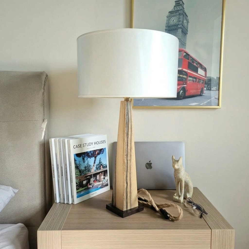lampe-a-poser-bois-artisanale-ebene_blanchi-luminessencedesign-bureau.png
