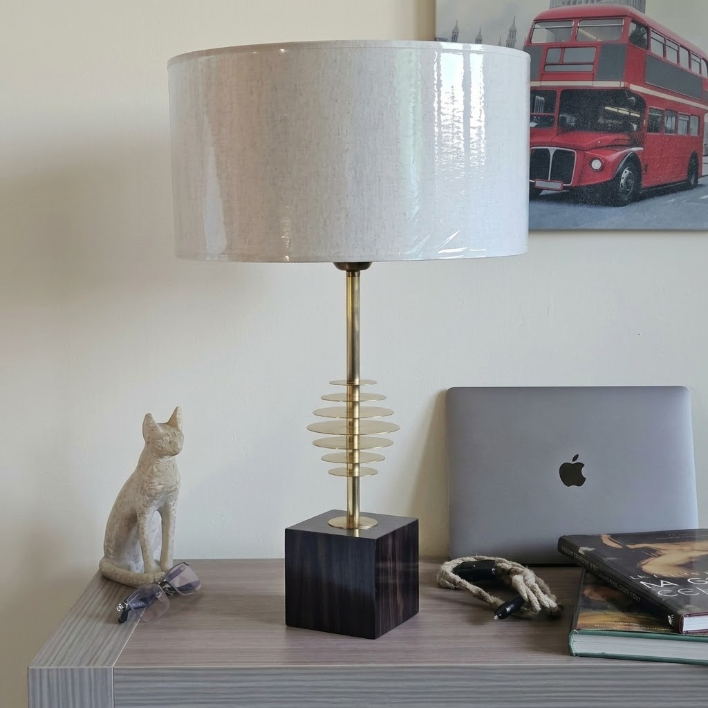 lampe-a-poser-bois-artisanale-ebene&laiton-luminessencedesign-disques&lumiere-bureau.png