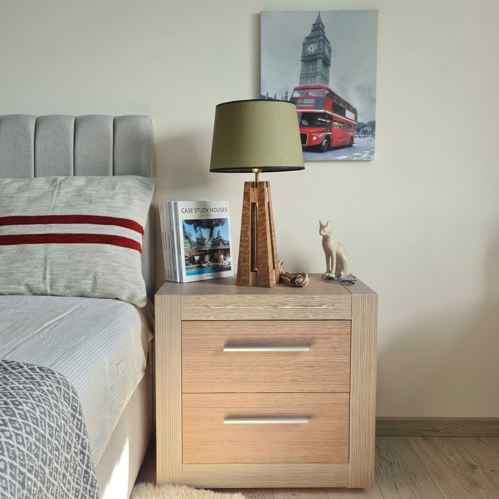 lampe-a-poser-bois-artisanale-eucalyptus-luminessencedesign-pilier-eucalyptus-chambre.png