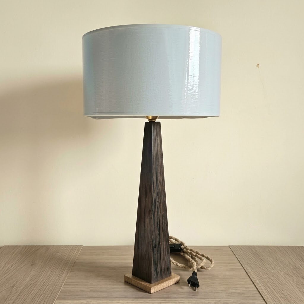 lampe-a-poser-bois-artisanale-wenge-luminessencedesign-phare_wenge.png