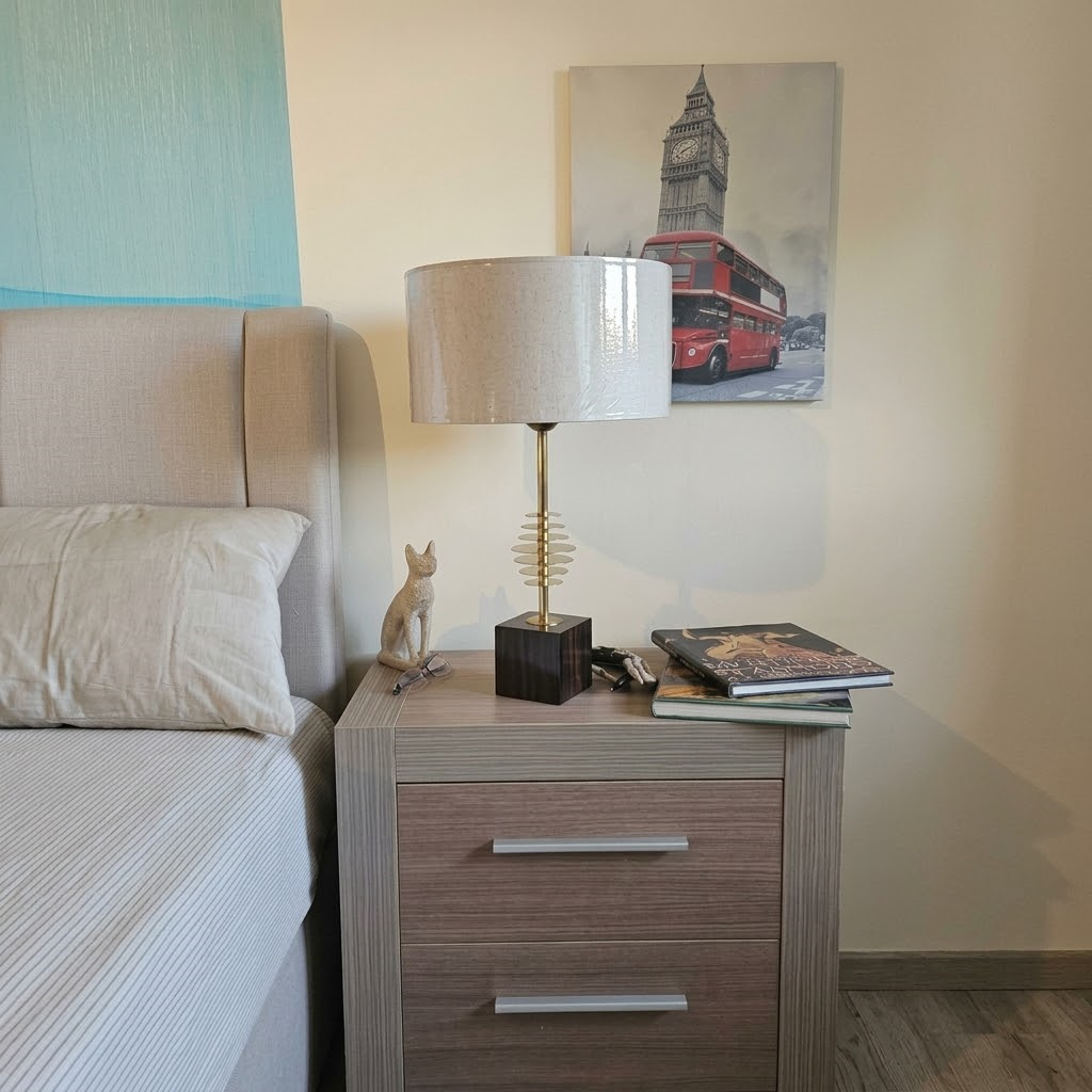 lampe-a-poser-bois-artisanale-ebene&laiton-luminessencedesign-disques&lumiere-chambre.png