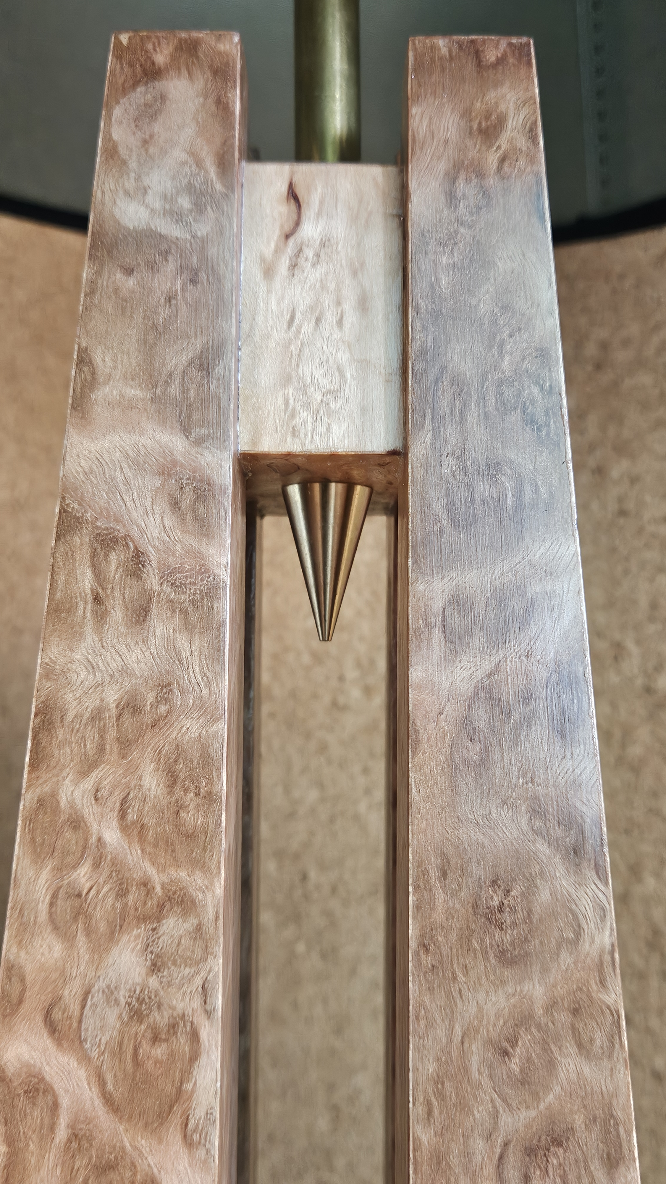 lampe-a-poser-bois-artisanale-eucalyptus-luminessencedesign-pilier-eucalyptus-laiton brossé.png