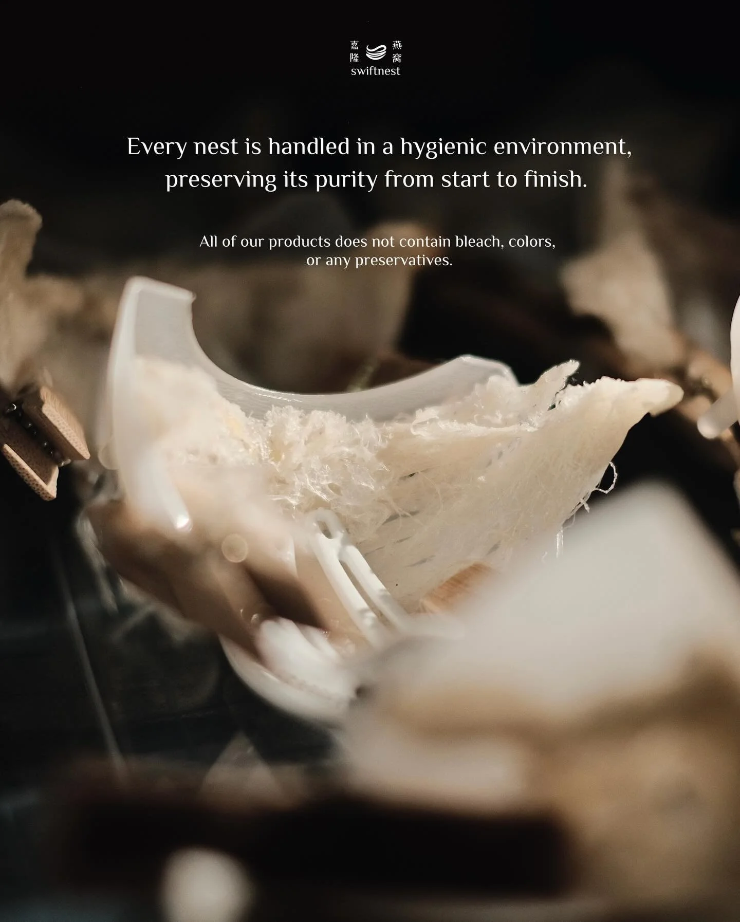 From nature&rsquo;s finest to your cup &mdash; every nest is carefully handled in a pristine, hygienic environment to preserve its true purity. No bleach, no additives, just authenticity in every strand.

源自自然，臻于纯粹&mdash;&mdash;每一盏燕窝都在洁净无菌的环境中细致处理，只为