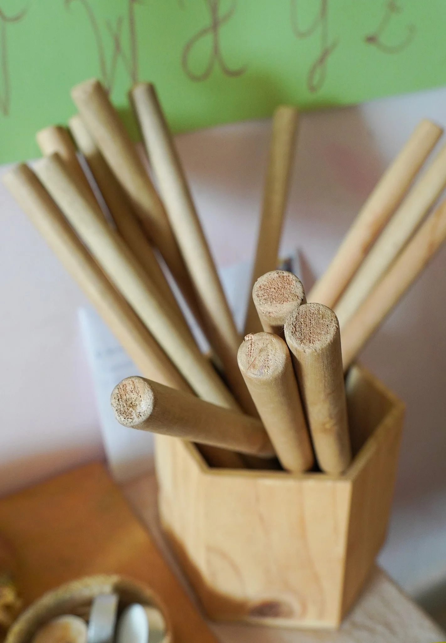 Un conjunto de lápices de madera en un soporte de madera.