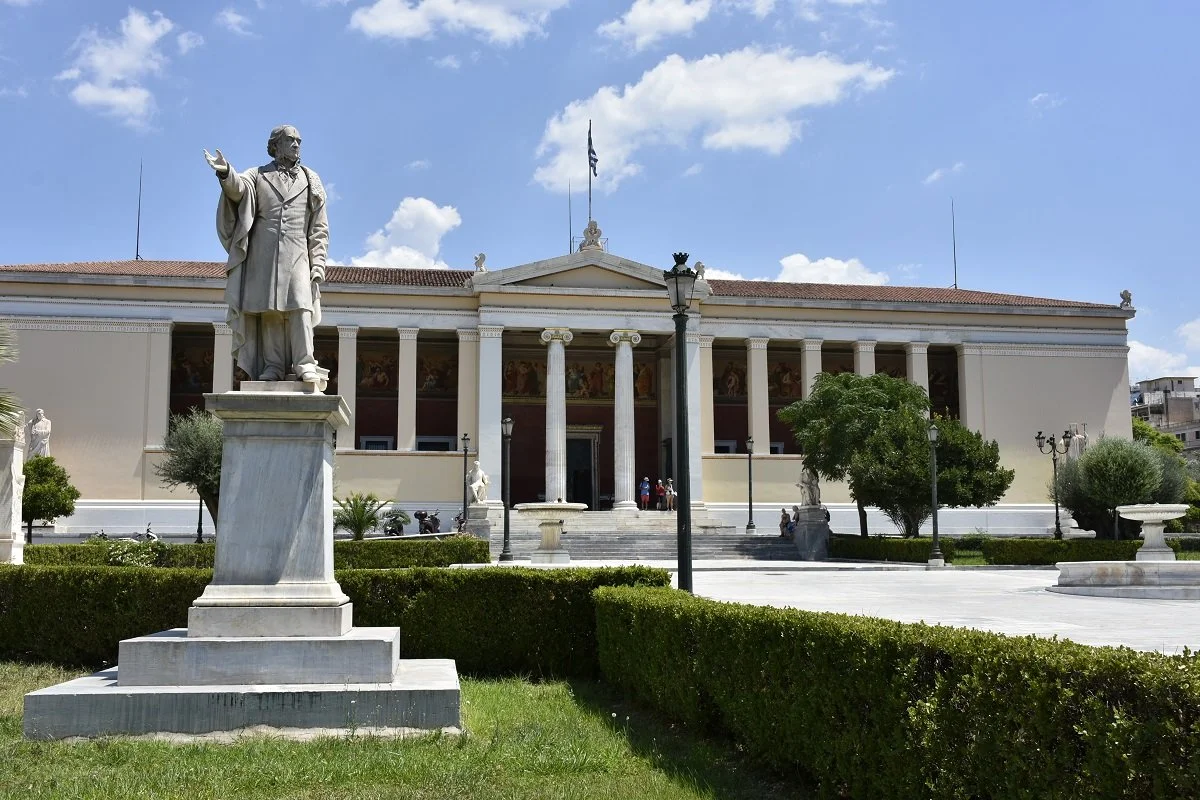 Το ιστορικό κτίριο του Πανεπιστημίου Αθηνών (Προπύλαια). Επαγγελματική φωτογραφική κάλυψη ορκωμοσίας και αποφοίτησης στην Αθήνα.
