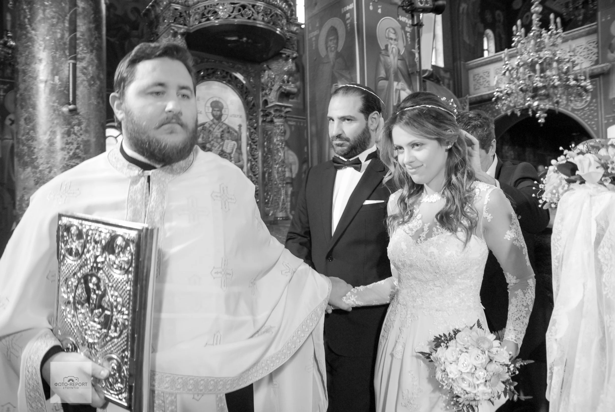 Ασπρόμαυρη λήψη από τον χορό του Ησαΐα. Παραδοσιακός γάμος και φωτορεπορτάζ μυστηρίου από το Φωτογραφείο Φωτο-report