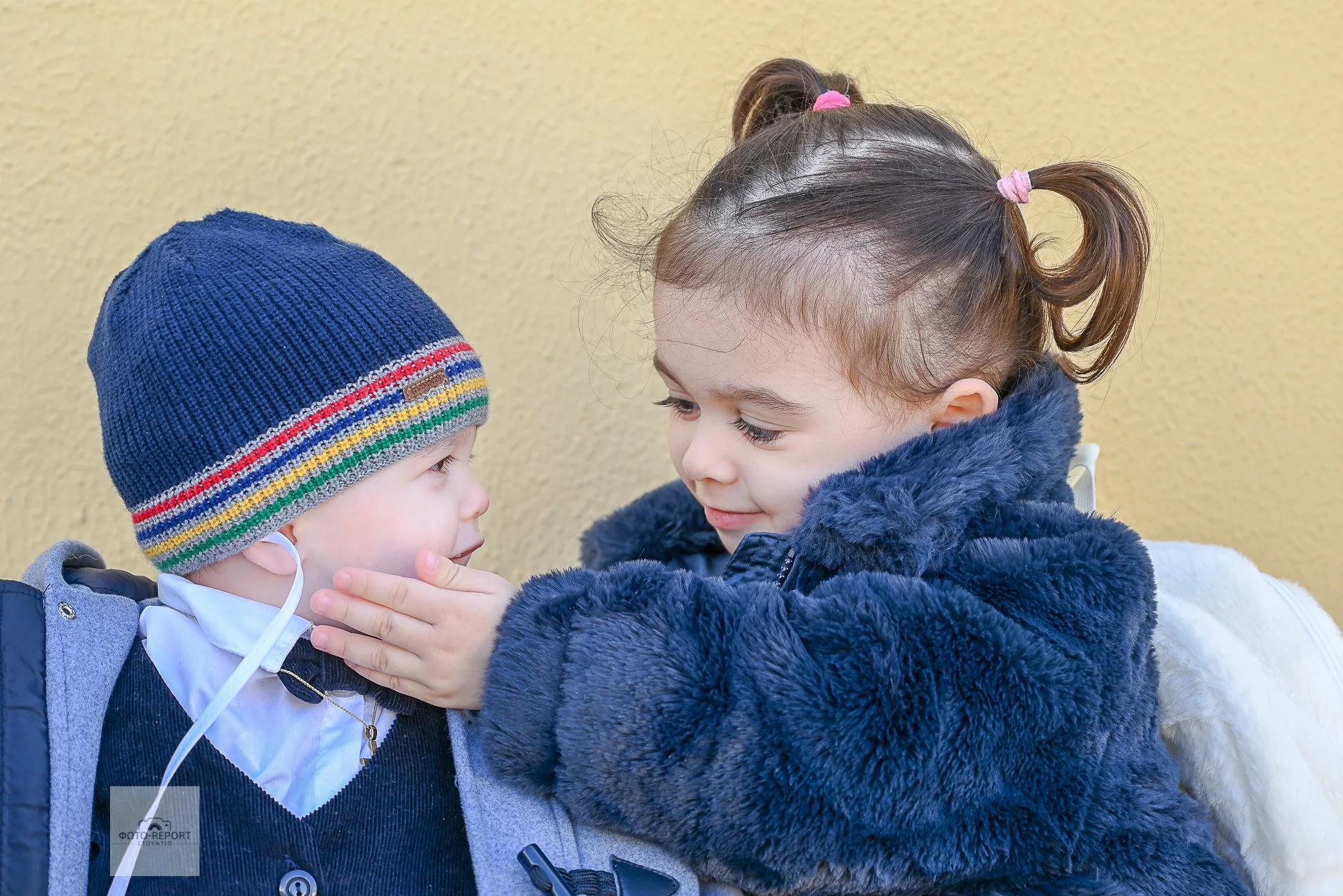Γλυκό στιγμιότυπο με κοριτσάκι να χαϊδεύει το αδερφάκι της. Παιδική φωτογράφιση και αυθόρμητο φωτογραφικό ρεπορτάζ | Φωτο-Report Στούντιο.
