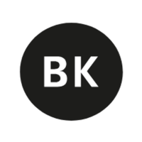 Schwarzer Kreis mit weißen Buchstaben 'BK' in der Mitte