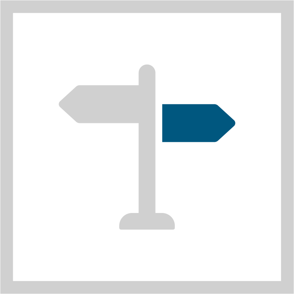 Ein Straßenschild mit zwei Pfeilen: Ein grauer Pfeil zeigt nach links, ein blauer Pfeil nach rechts.