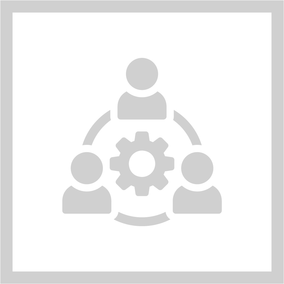 Symbolbild für Teamarbeit oder Projektmanagement mit drei Personen, einer zentralen Zahnradtaste und Verbindungsbögen.