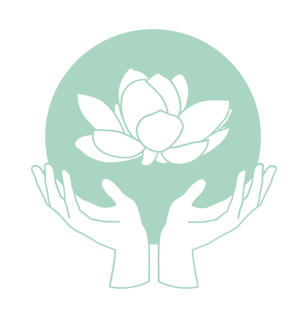 Manos sosteniendo un globo con una flor en el centro