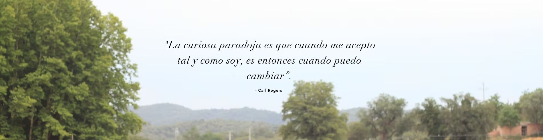Cita de Carl Rogers en un fondo de paisaje con árboles y cielo despejado