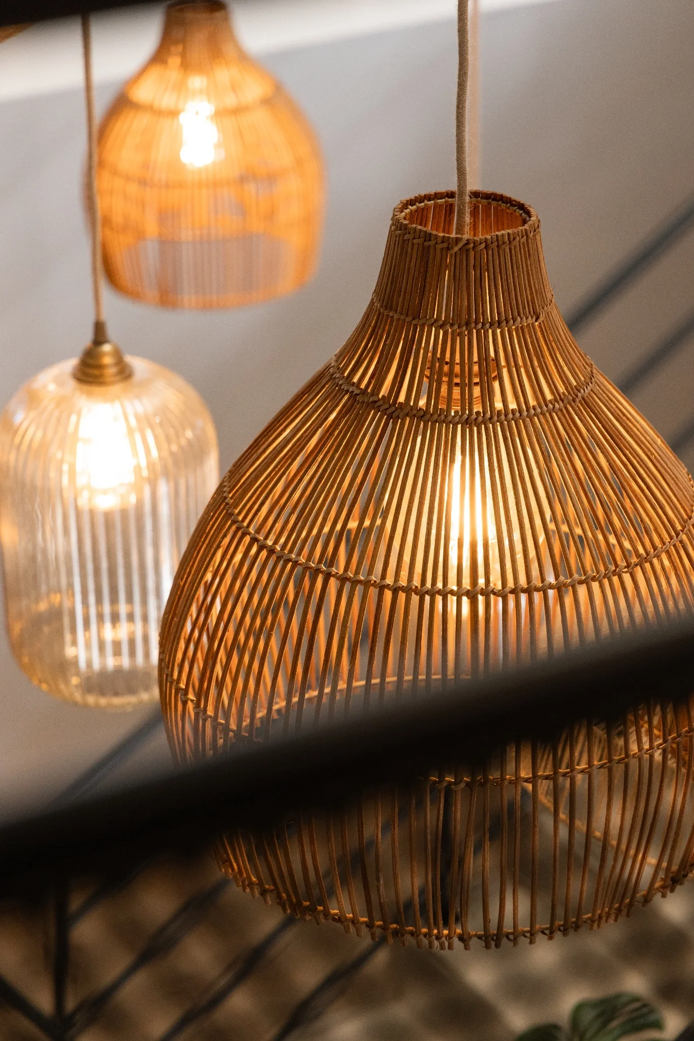 Suspension de lampes en bambou avec éclairage chaud, vue rapprochée.