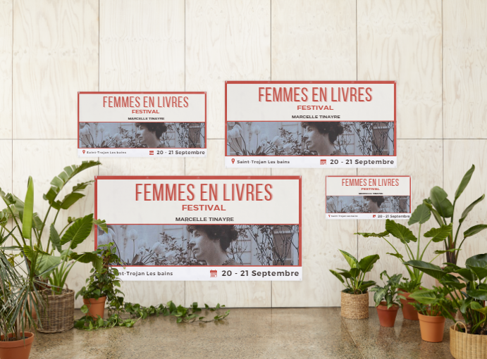 Affiches pour un festival nommé "Femmes en Livres" avec des images de femmes et des dates, le tout décoré avec des plantes vertes dans des pots en terre cuite.