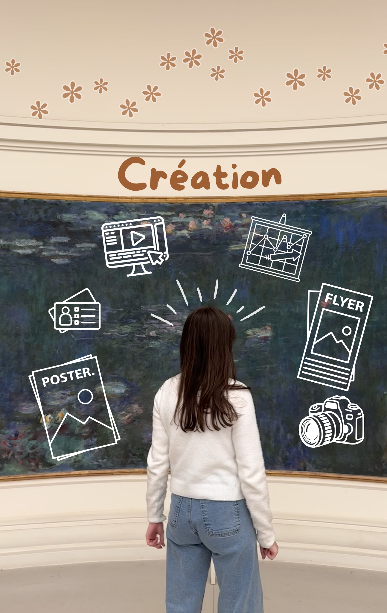 Une femme vue de dos devant un tableau de peinture à l'huile, avec des illustrations de création telles que un ordinateur, un graphique, des flyers, une caméra, des posters et des cartes de visite, avec le titre 'Création'.