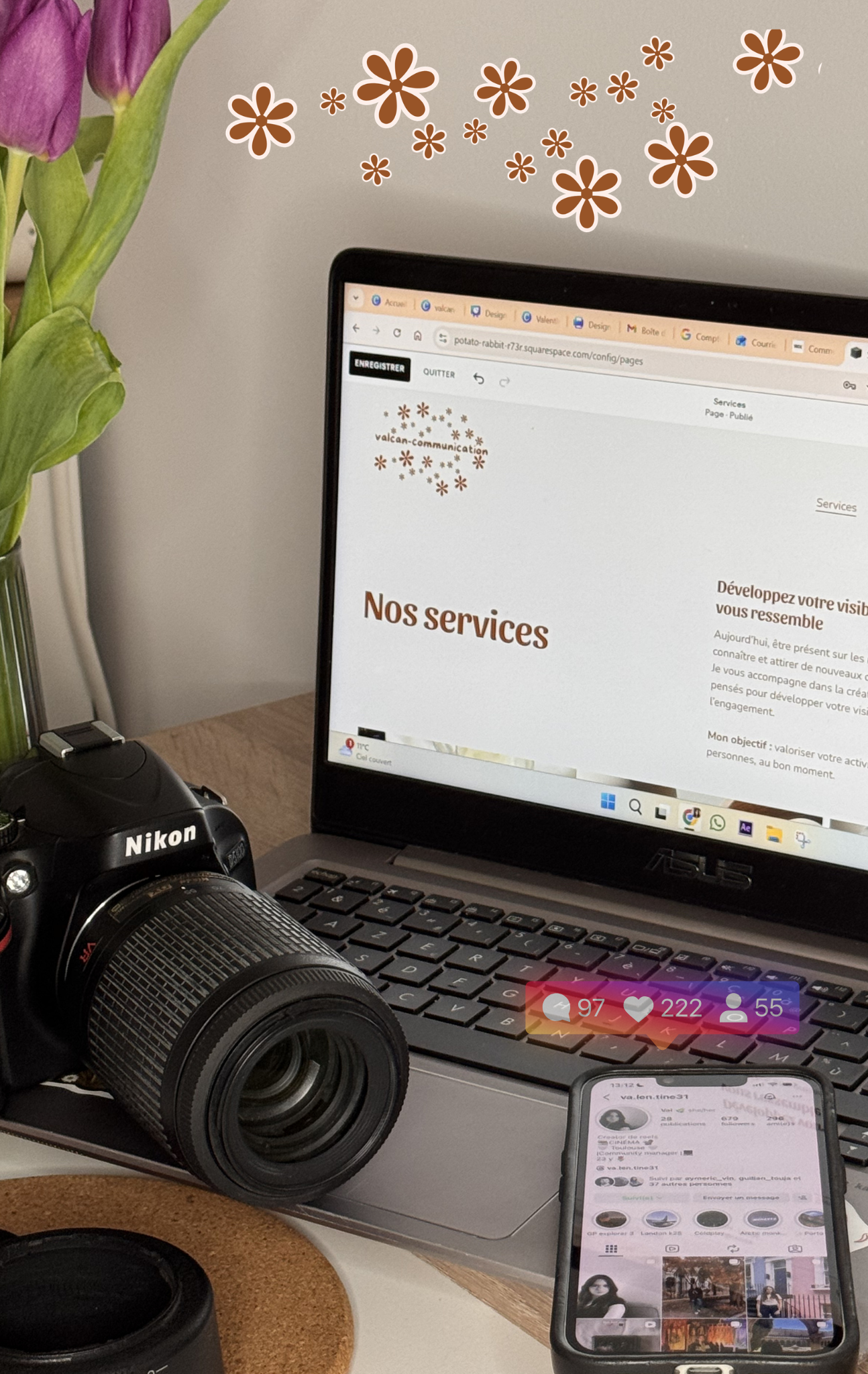Un ordinateur portable affichant une page web avec le titre 'Nos services', un appareil photo Nikon à côté, une bouteille avec des fleurs violettes et vertes, un smartphone avec un fil d'activité, et un fond neutre.