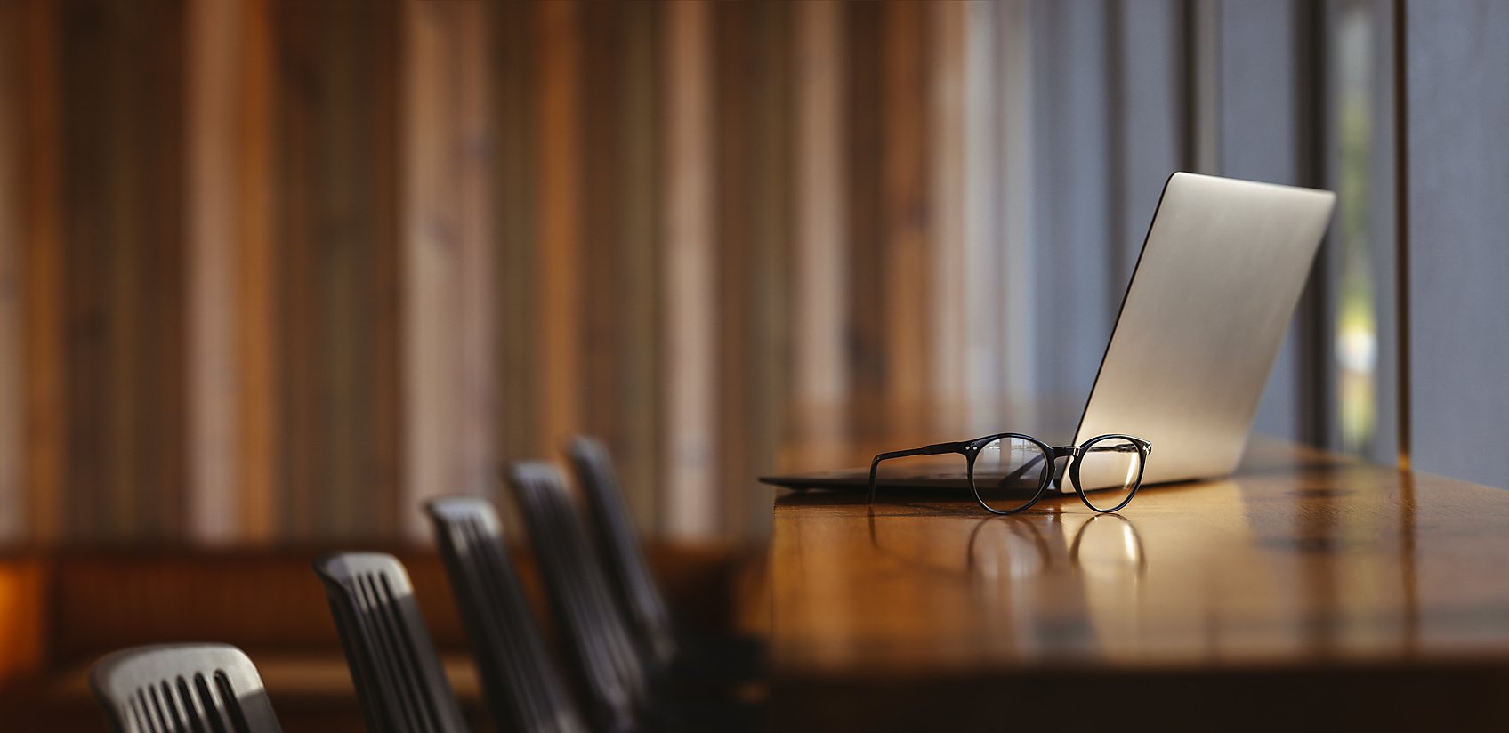 Ist die Bildschirmarbeit wesentlicher Teil der Tätigkeit wird eine arbeitsmedizinische Angebotsvorsorge ausgelöst.
