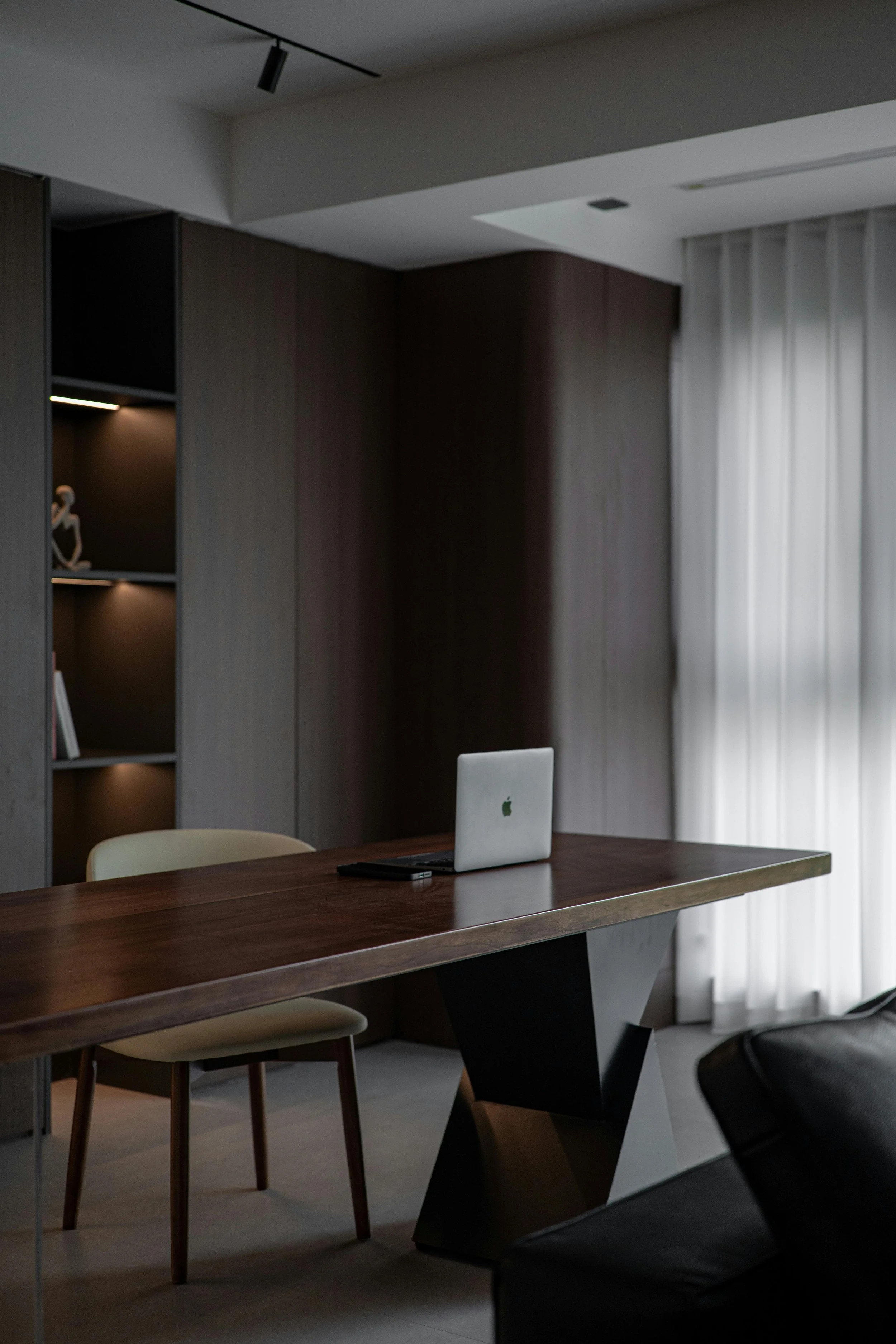 virtual design consultation in mid century modern luxury office
