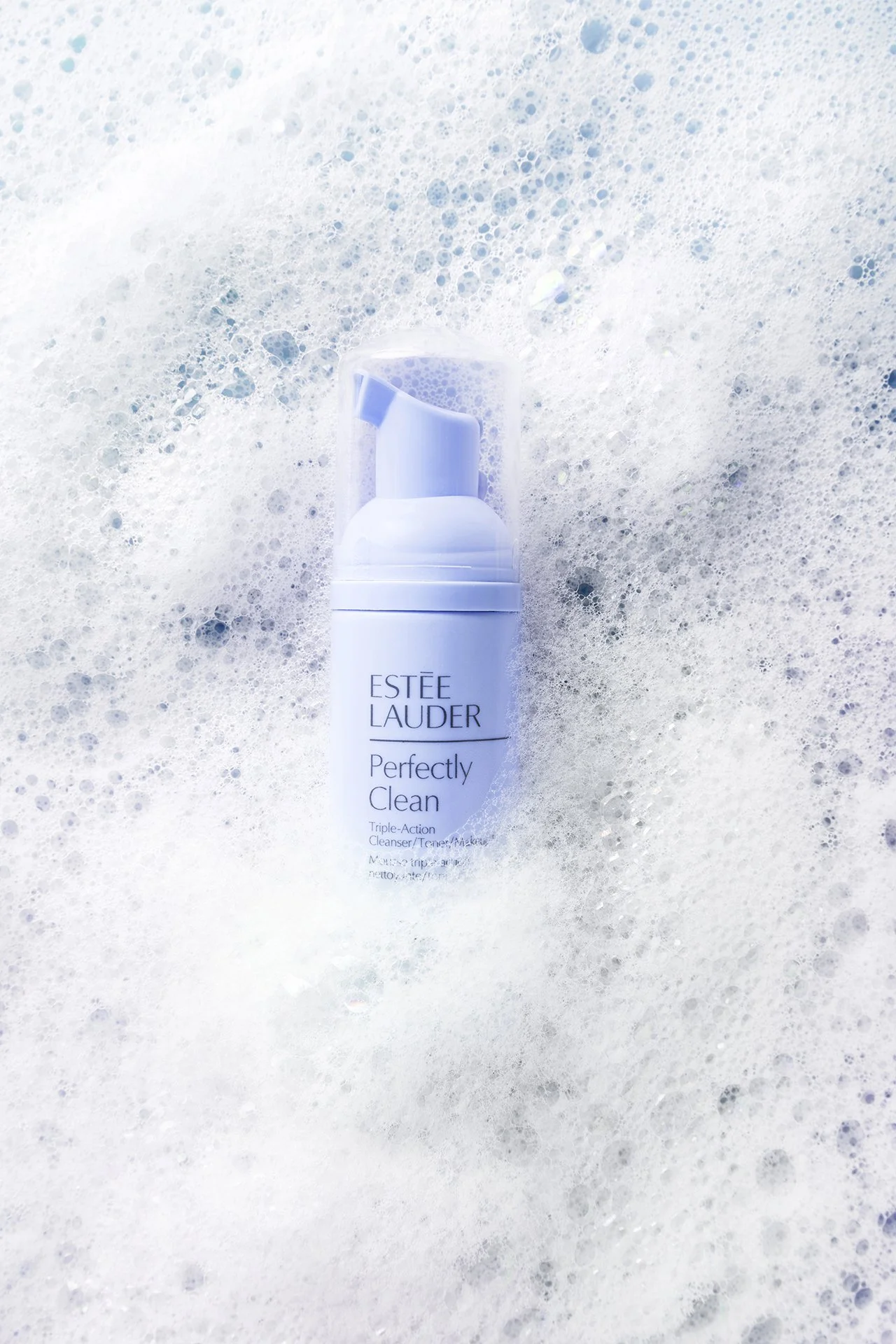 Gesichtspflegeprodukt Estée Lauder Perfectly Clean in Seifenblasen. 