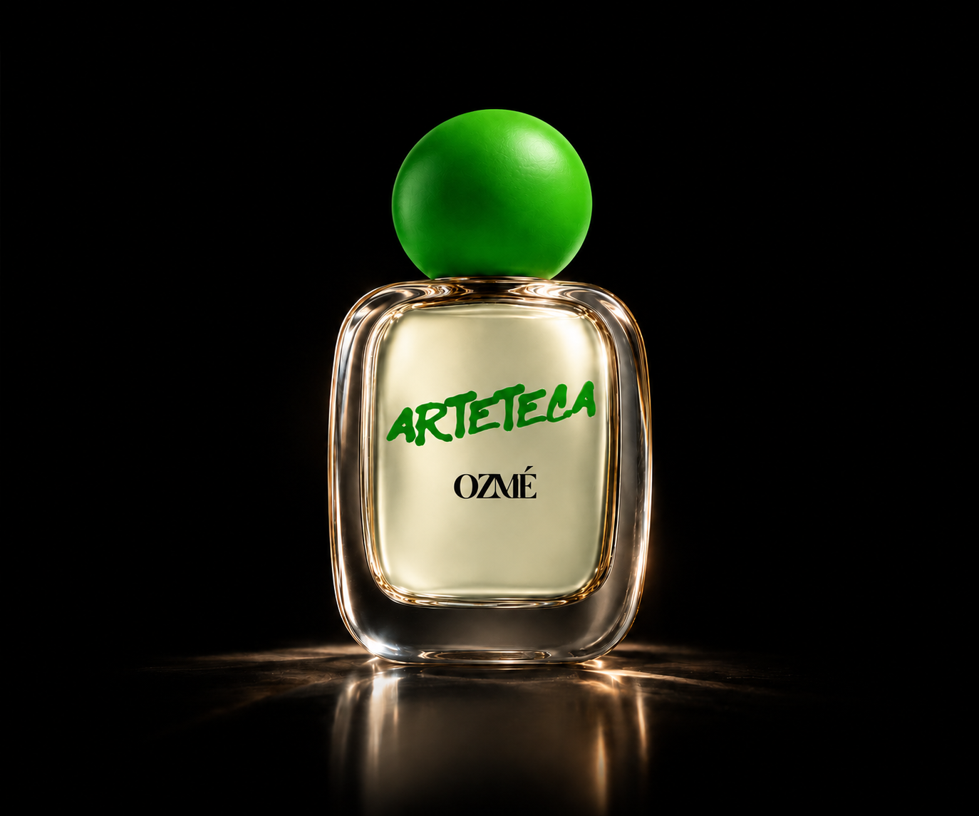 Bottiglia di profumo con etichetta 'ARTETECA' e 'OZMÉ', con un tappo verde su sfondo nero.