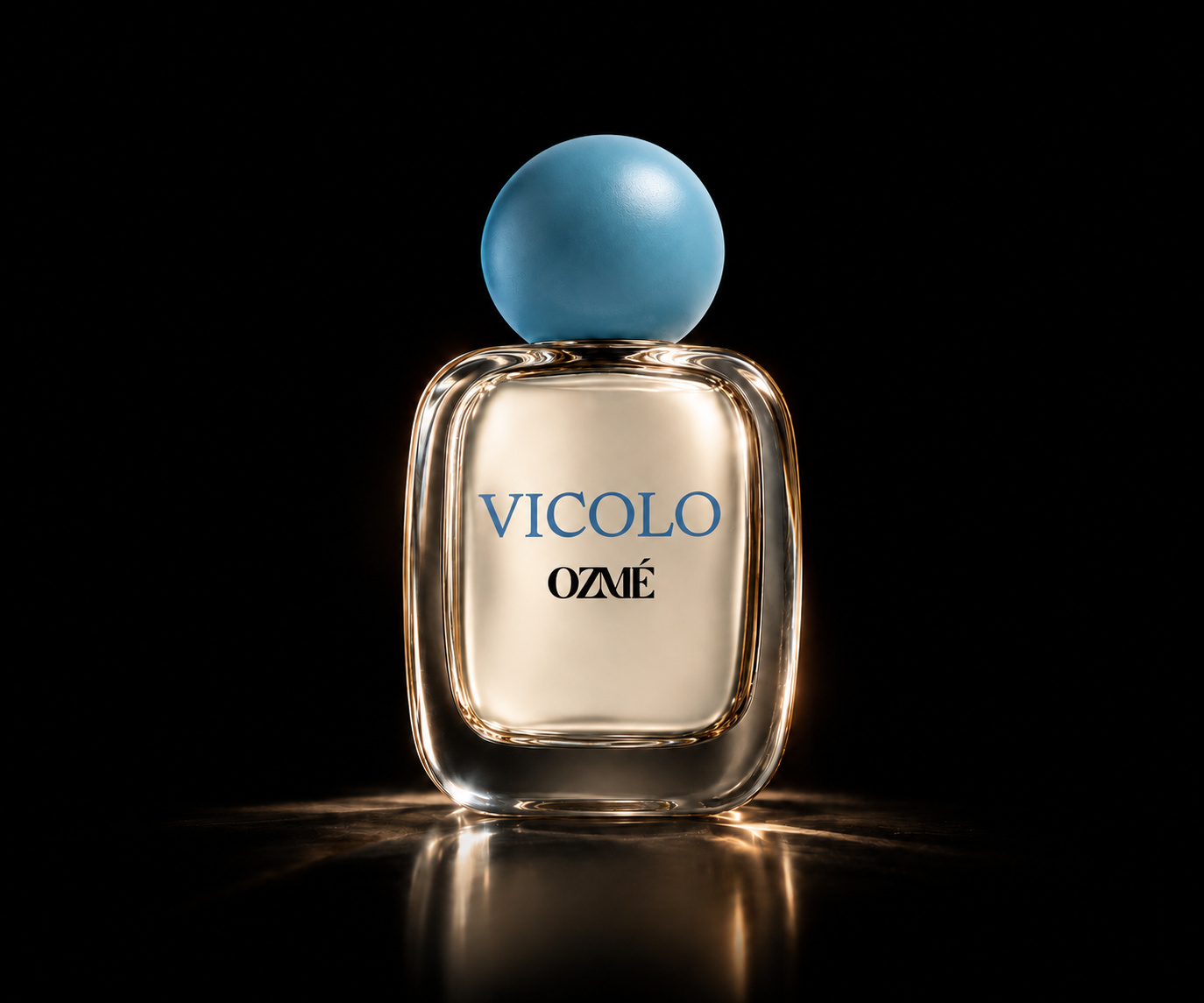 Boccetta di profumo con tappo blu in plastica, etichetta con le scritte 'VICOLO' e 'OZMÉ', sfondo nero.
