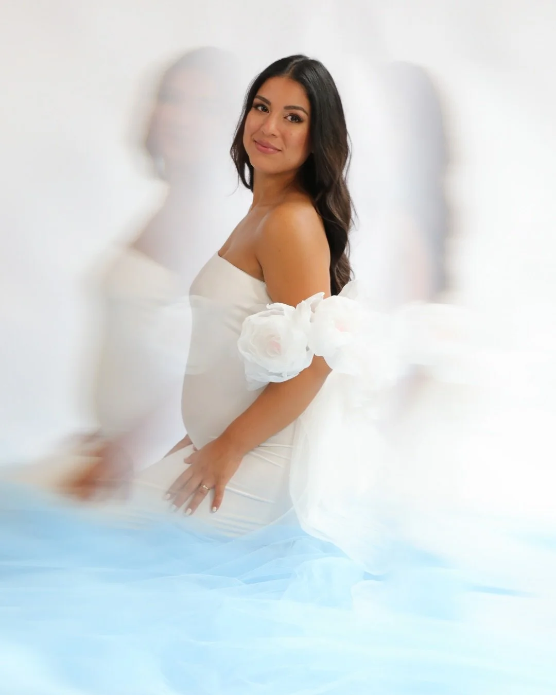 Een paar weken geleden mocht ik de zwangerschapsshoot van Carolina fotograferen 🩵
Super leuk en bijzonder om dit te mogen doen.

Tijdens mijn zwangerschapsshoots draait het om jou en jouw verhaal. 

Vooraf kijken we samen naar de styling, sfeer en u