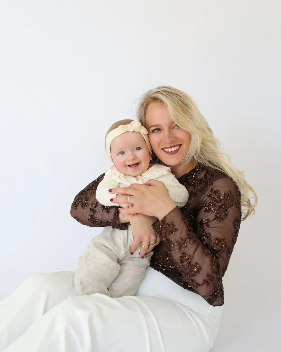 Mommy and me photoshoot 

The Motherhood Experience
Een liefdevolle en tijdloze fotoshoot waarin de bijzondere band tussen moeder en kind centraal staat. Kom je samen met je baby of met je kinderen, deze sessie draait om het vastleggen van de kleine 