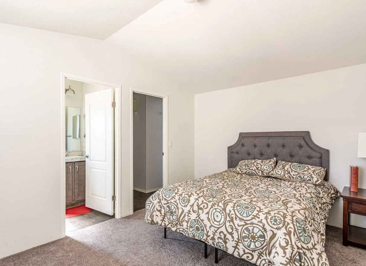 Bejarano Canyon Lake Series Model 15562X_masterbed_1_1646862901019_1212_12.jpeg
