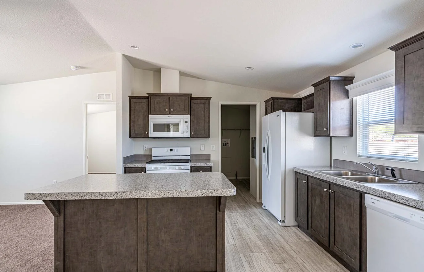 halloran_feh_chandler_fleetwood_24483e_kitchen_2_1646865942941_1375_12.jpeg