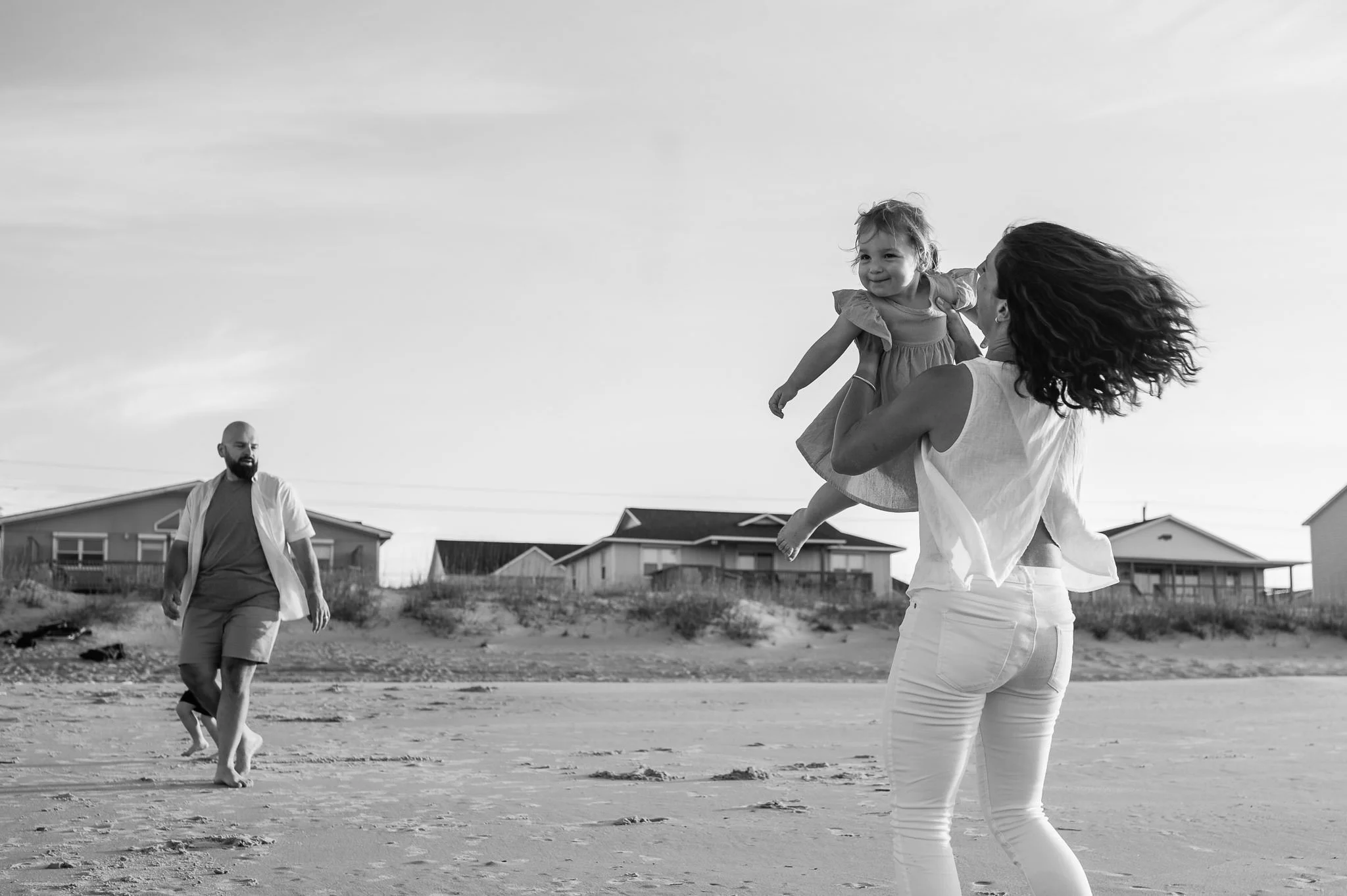 Parents playing with kids for natural family photos, by Elise Souders, photographer