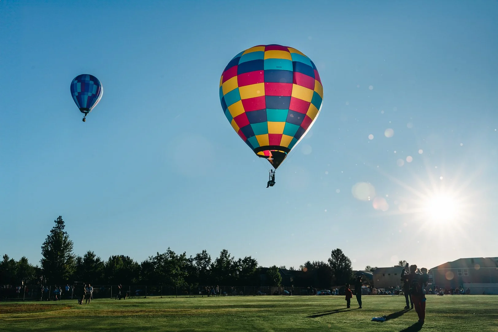 balloons-over-bend.jpg