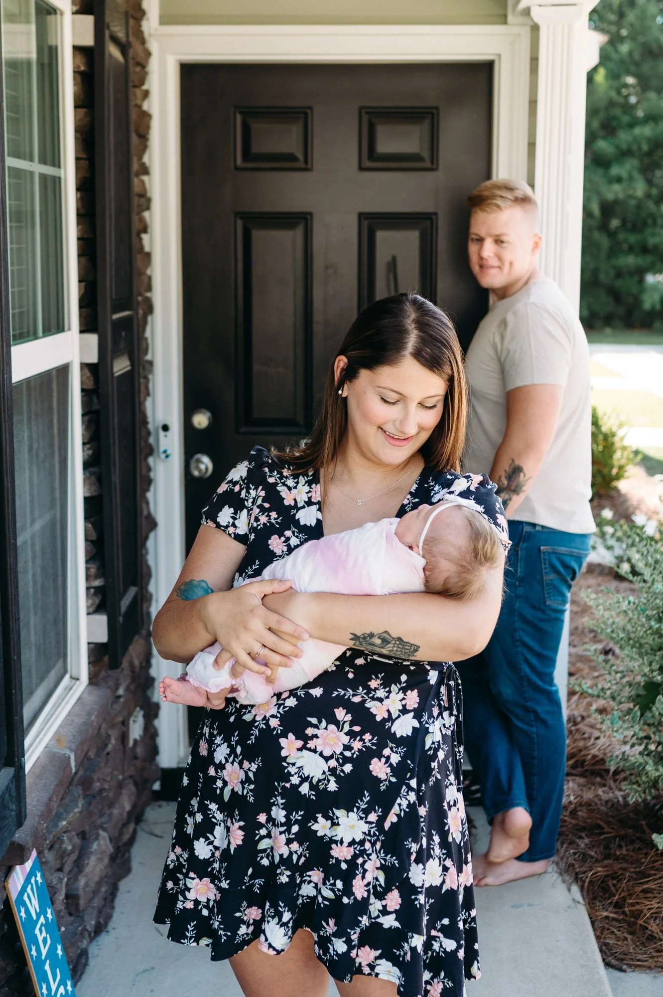 front-patio-newborn-family-photo-bend.jpg