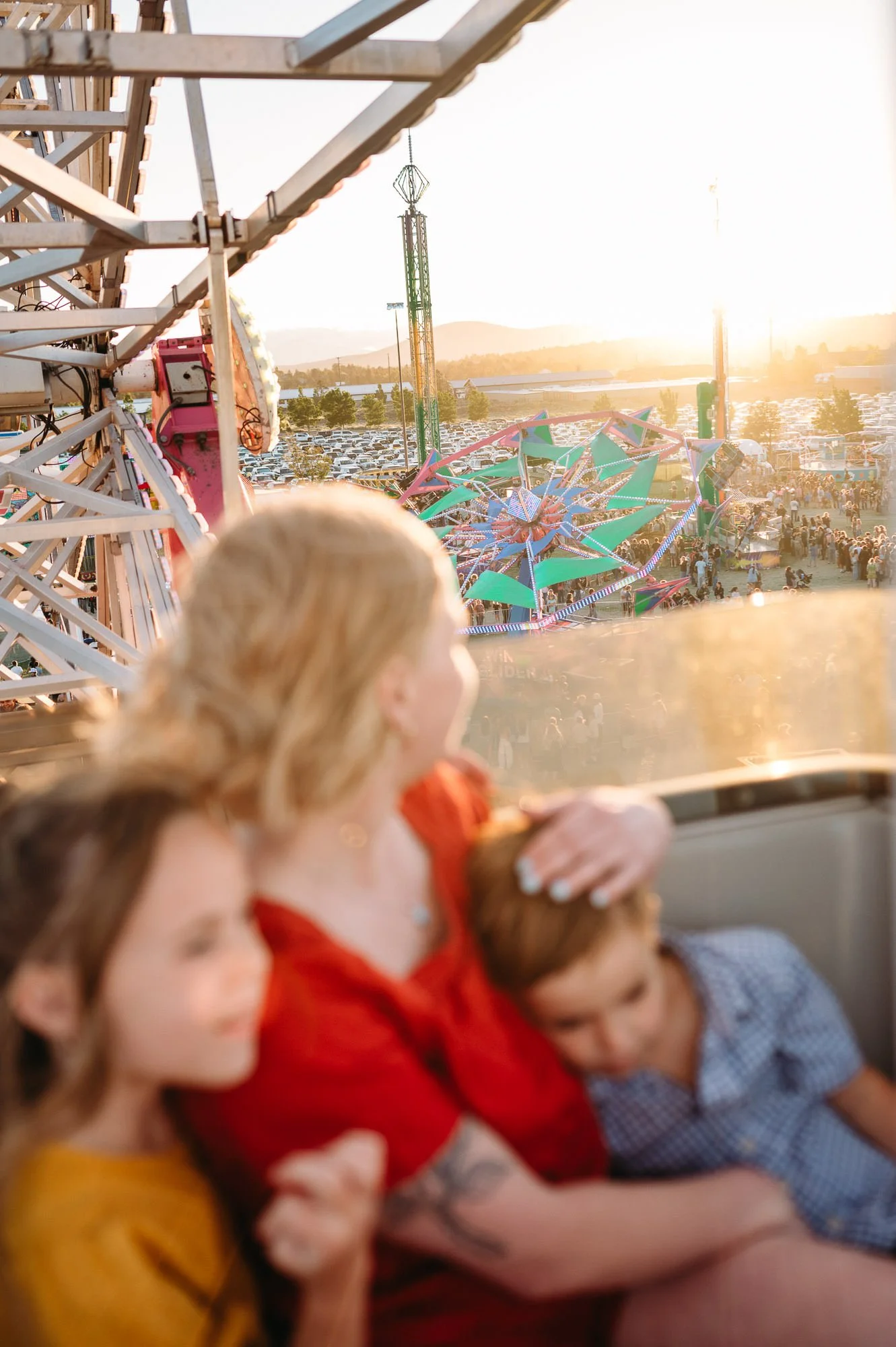Family riding the ferris wheel at Deschutes County Fair, by Bend Family Photographer Elise Souders