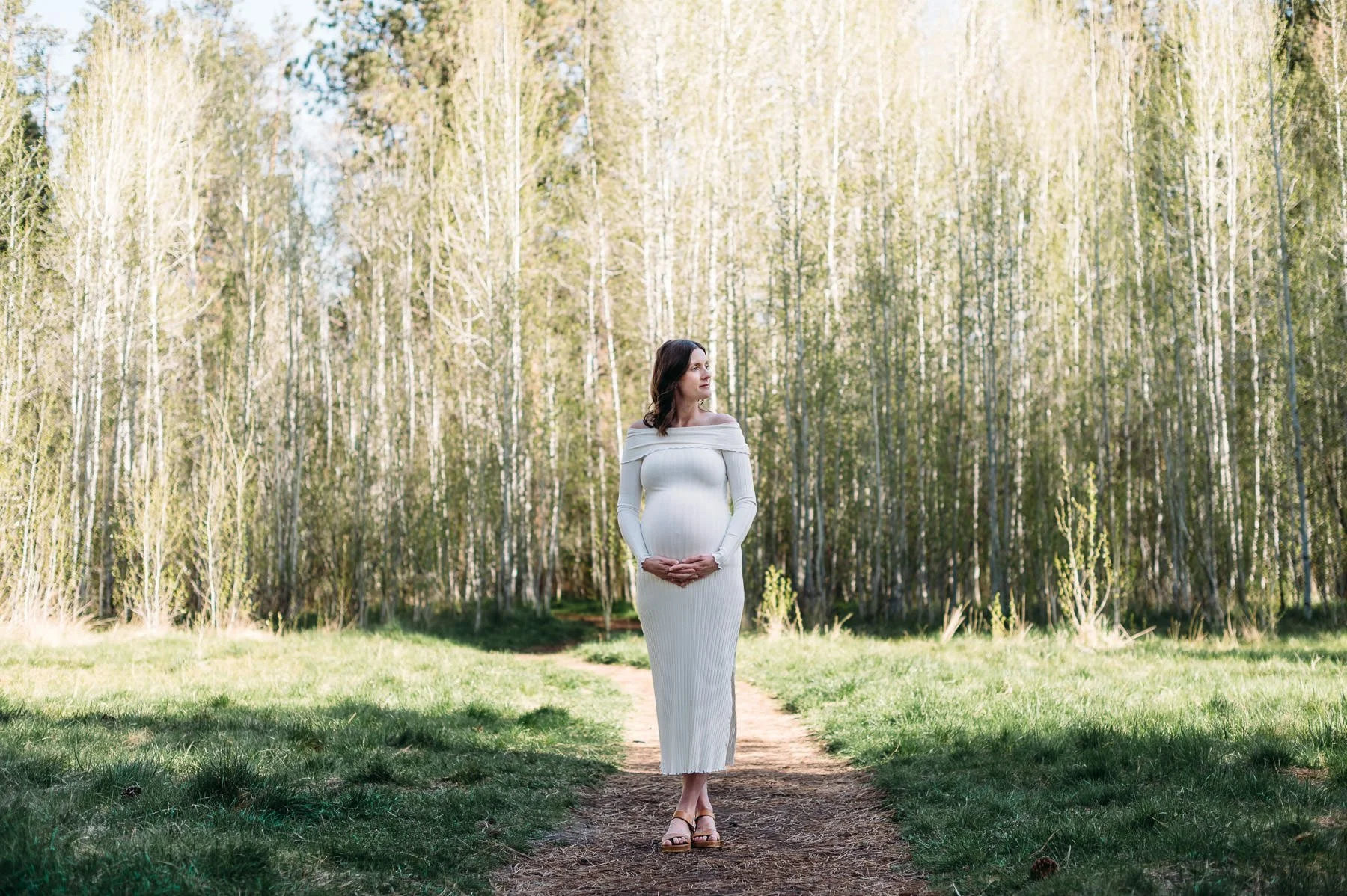 Expecting mother in body-hugging dress in Shevlin Park, best time for maternity photoshoot with mixed light by Elise Souders