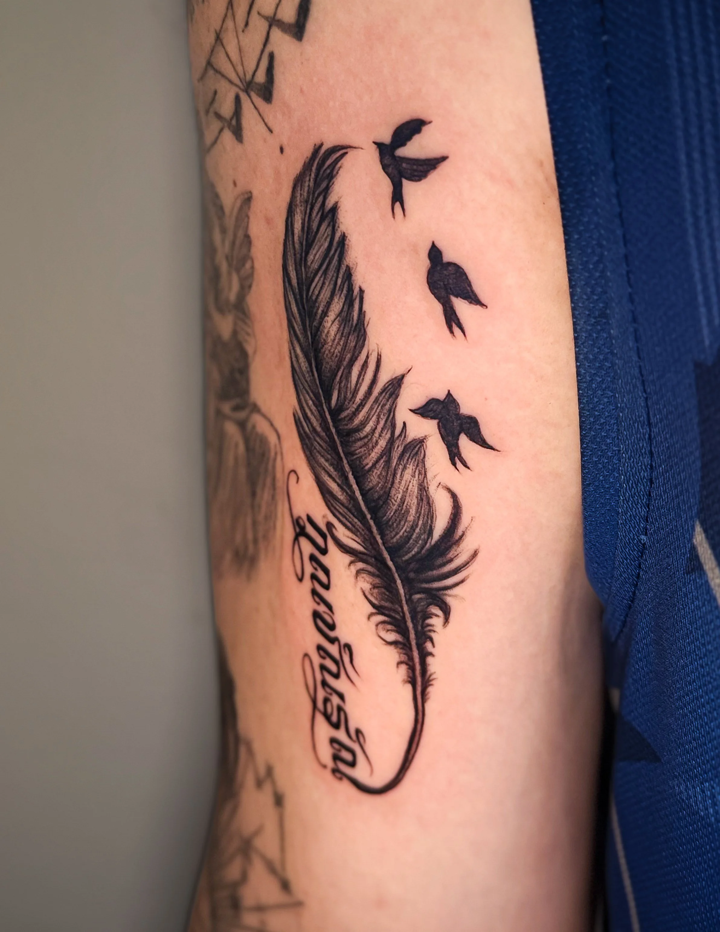 รอยสักนกและขนนกสไตล์ Fine Line พร้อมตัวอักษรจาก Let’s Tatt Studio / Fine line bird tattoo by Let’s Tatt Studio Chiang Mai