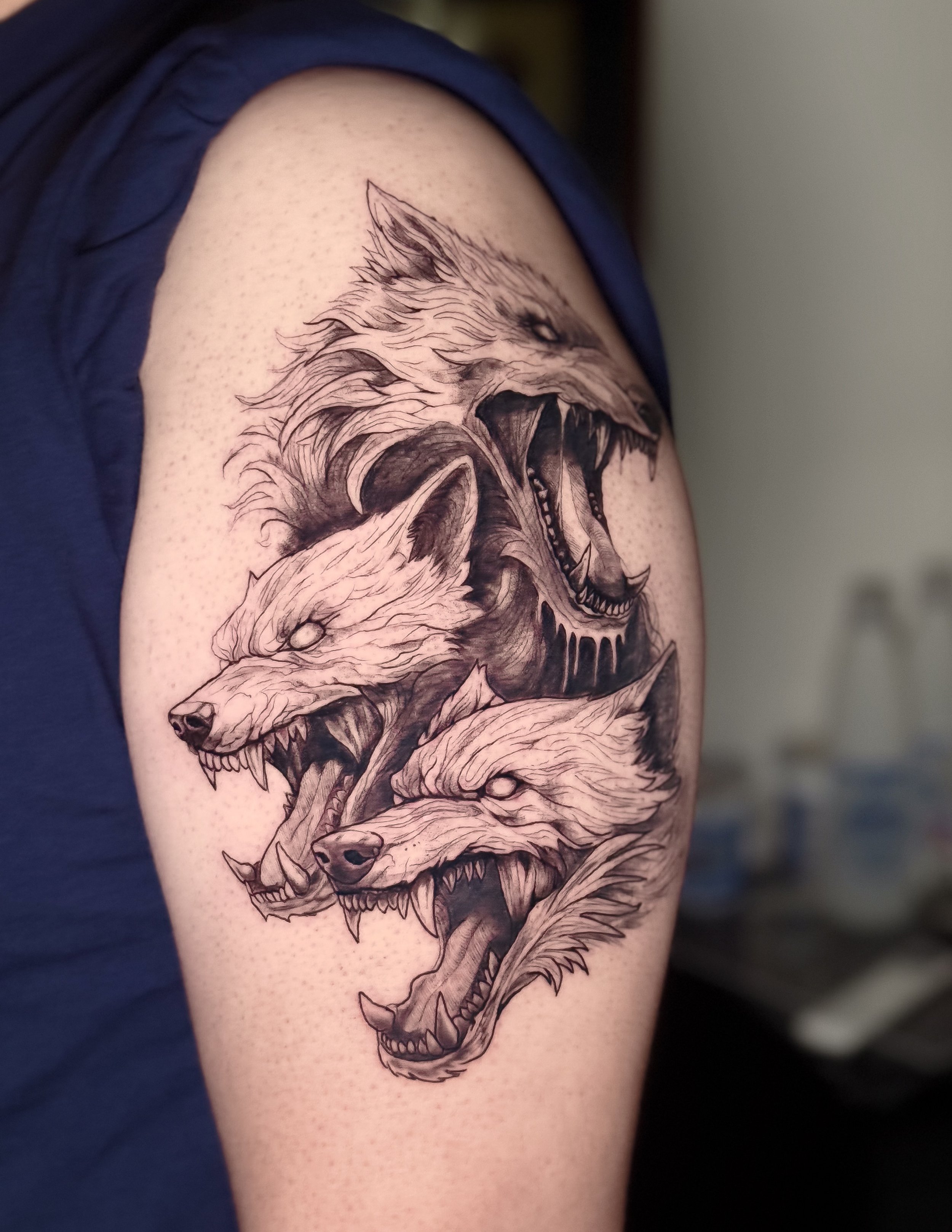 รอยสักสัตว์สไตล์ Realism พร้อมรายละเอียดขนและแสงเงา / Realism wolf tattoo by Let’s Tatt Studio Chiang Mai